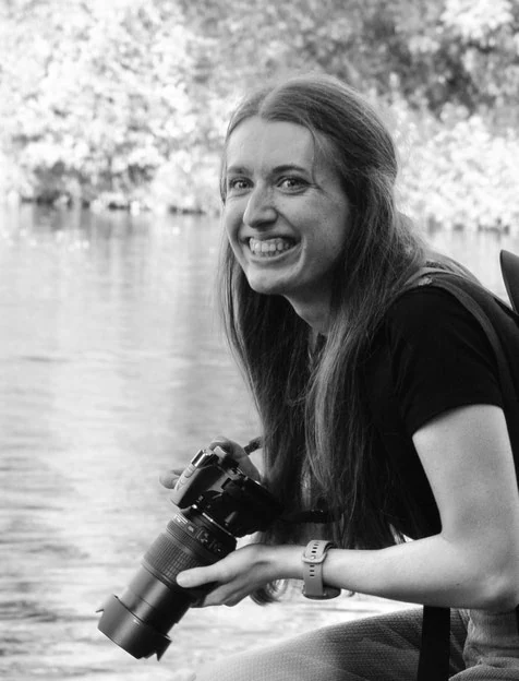 Elisa Schmitz, Fotografin, mit Kamera am See