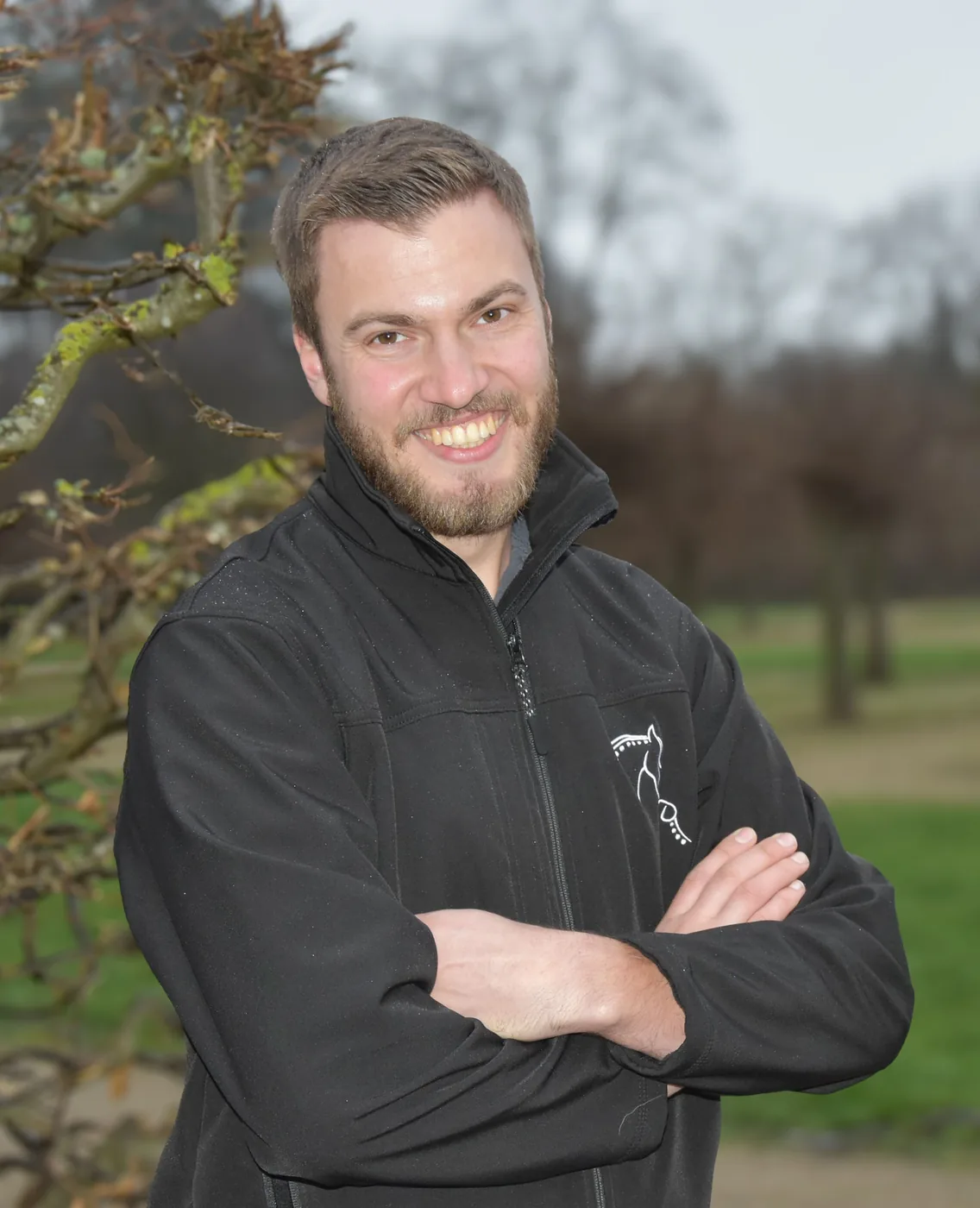 Natürliches Businessporträt eines Mannes im Park