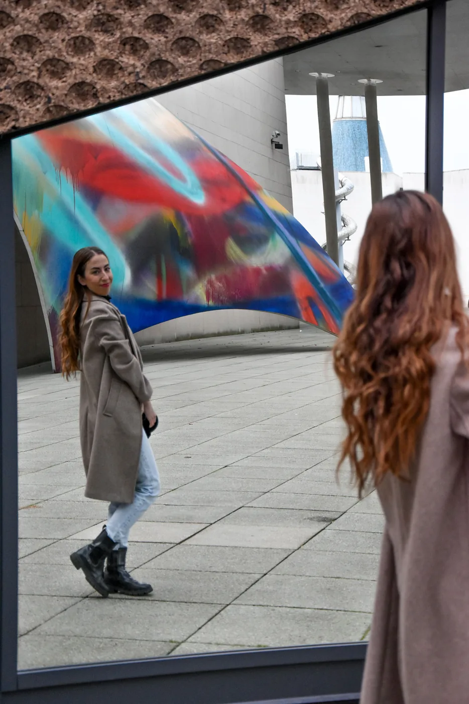 Zwei Frauen bei einem Lifestyle-Shooting in der Stadt