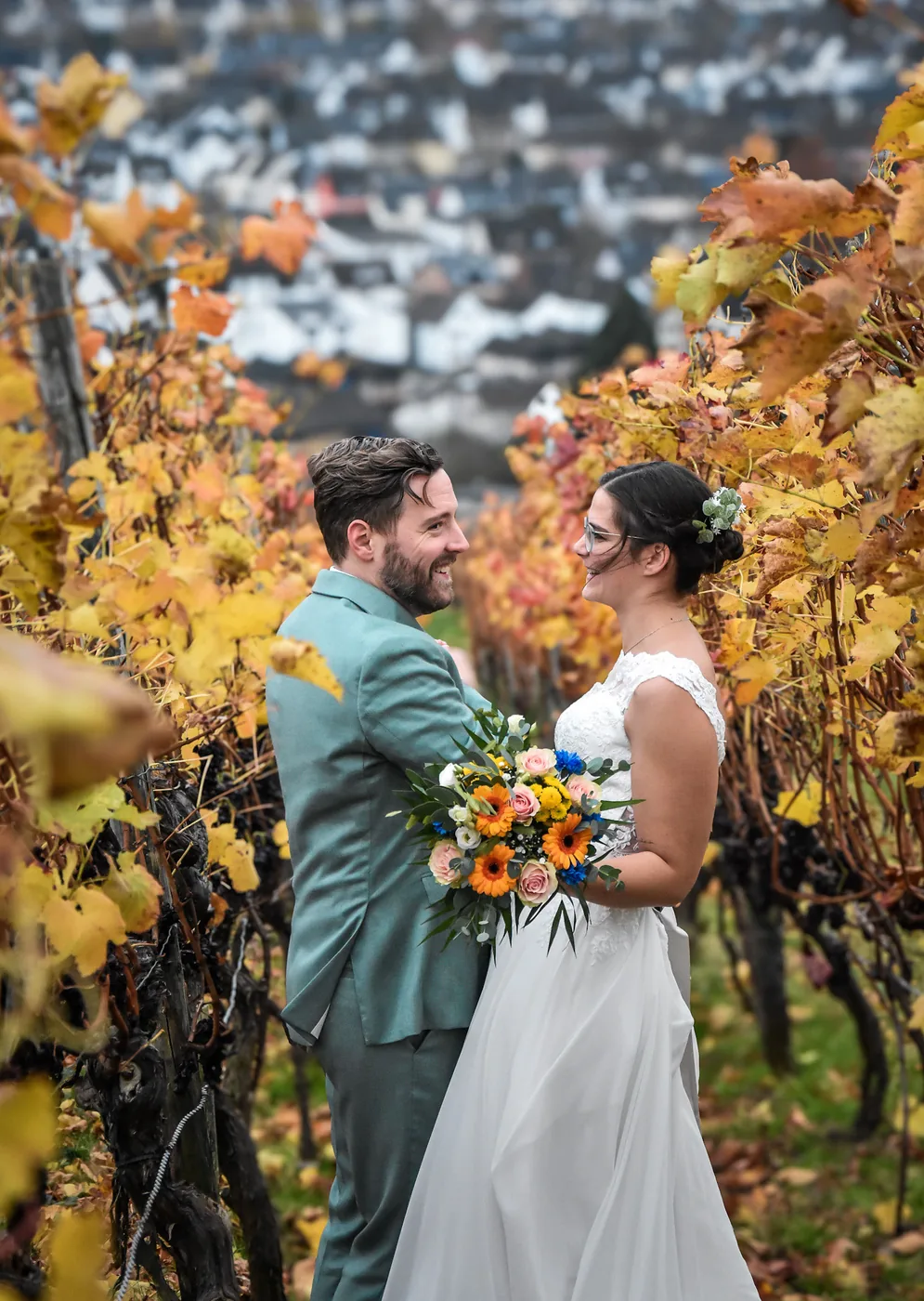 Paar mit Herbststrauß in den Weinbergen