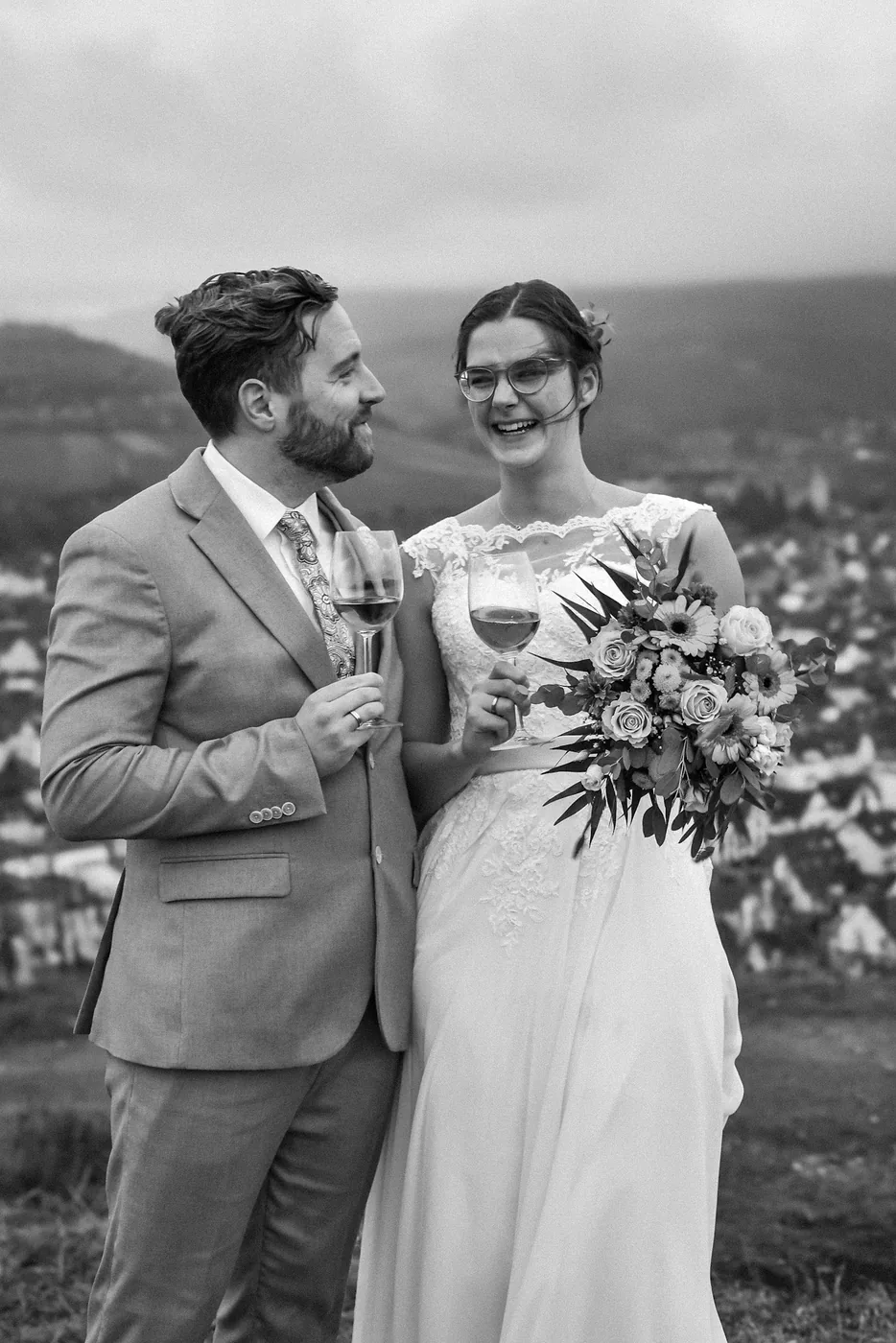 Schwarzweißaufnahme eines Hochzeitspaares